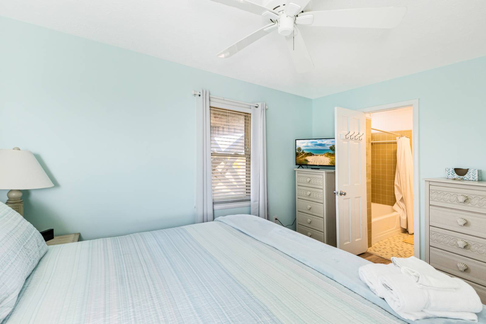 King bedroom with ensuite bath